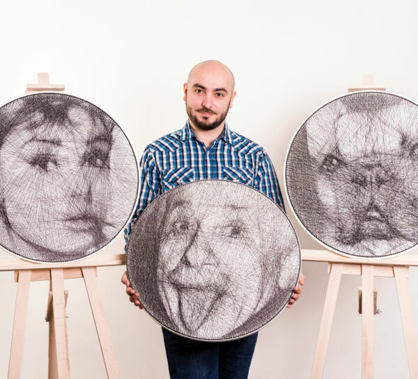 Na zdjęciu widać trzy portrety wykonane techniką string art: dwie z nich są zaprezentowane na sztalugach, a jedną trzyma autor. Portrety przedstawiają kolejno: Audrey Hepburn, Alberta Einsteina i pyszczek buldoga francuskiego.