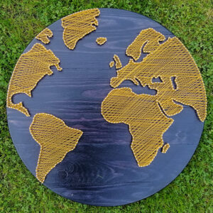 Stringartowa mapa świata. Kontynenty wypleciono z żółtych nici. Praca jest wykonana na okrągłej desce w kolorze niebieskim.